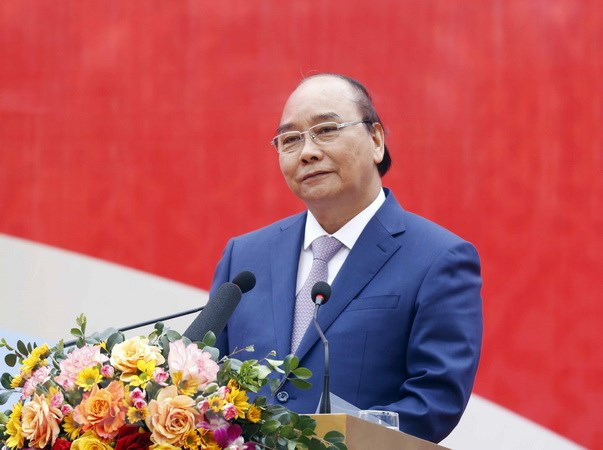 Chủ tịch nước Nguyễn Xuân Phúc trao quà Tết cho các hộ nghèo ở Đà Nẵng
